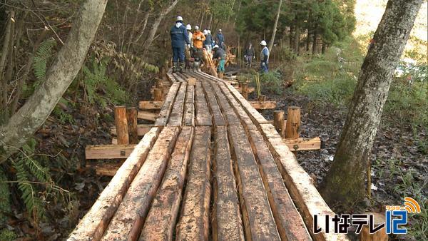 ザゼンソウ群生地で木道整備