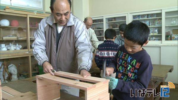 箕輪西小学校４年生　間伐材で本棚作り