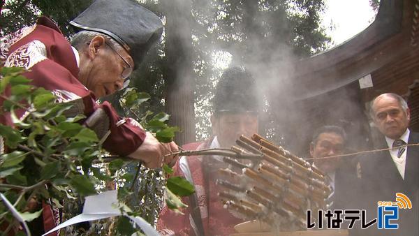 小河内神社筒粥神事　今年の世相は７分５厘