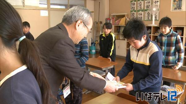 伊那市観光協会が保科正之公の漫画贈る