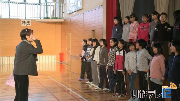 村ふるさと大使で元宝塚の但馬さんが合唱指導