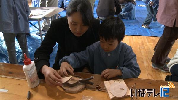 森林税活用し　親子で木育工作