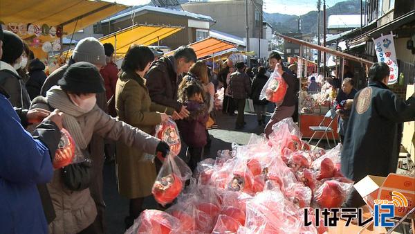 高遠町で伝統のだるま市