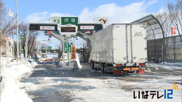 大雪から一夜明け　道路 鉄道で混乱続く