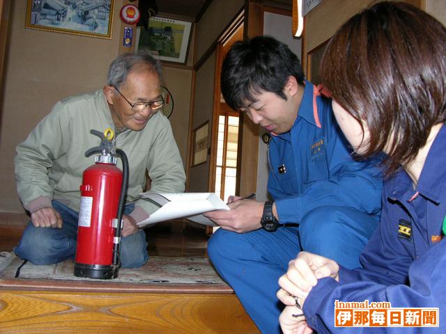 一人暮らしの老人家庭を訪問