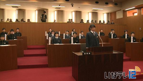 箕輪中学校生徒会が模擬議会で町長に質問