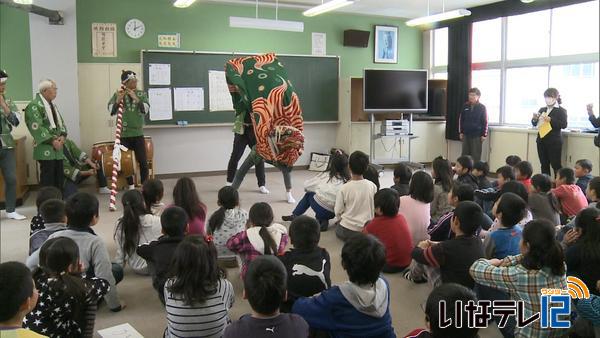 美篶小学校児童が上原獅子舞クラブの獅子舞を観賞