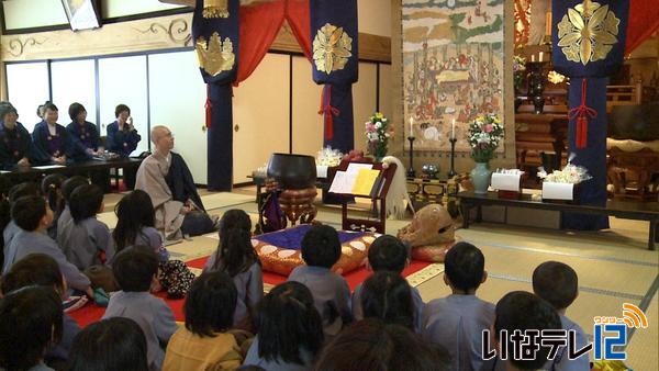 洞泉寺　園児と一緒に涅槃会法要