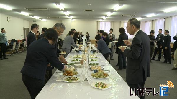 井月の句にちなんだ料理試食