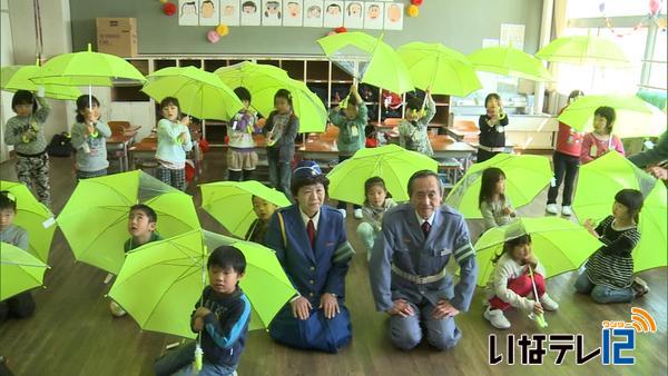 富県小１年生に交通安全傘贈呈