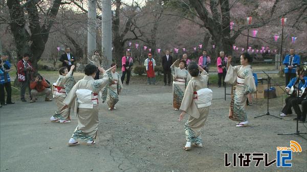 「伊那節発祥の地」石碑前で伊那節まつり