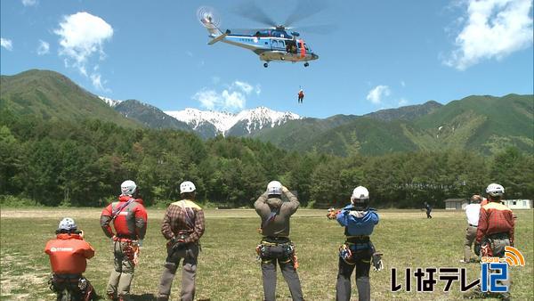 中央アルプス地区山岳遭難対策協会が新型ヘリで訓練