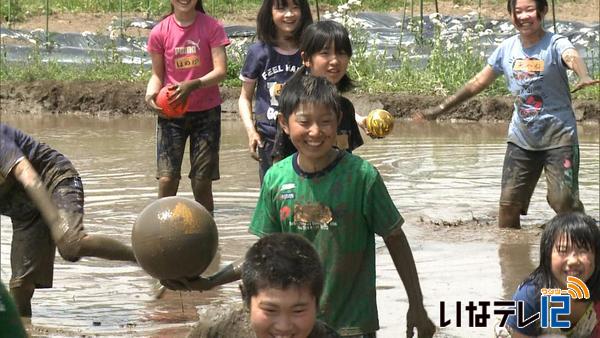 手良小学校５年生　園児と泥遊びで交流