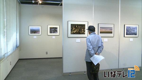 青葉の会写真展　１２人の作品並ぶ