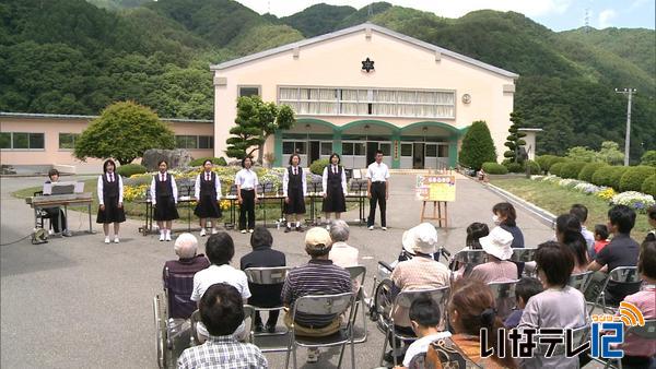 長谷中音楽部　花壇の前で演奏披露