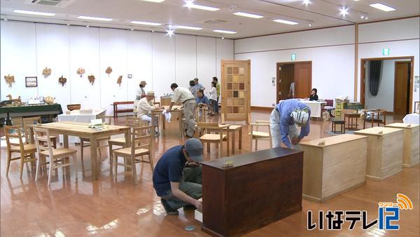 有賀建具店　木の色楽しむ展示会