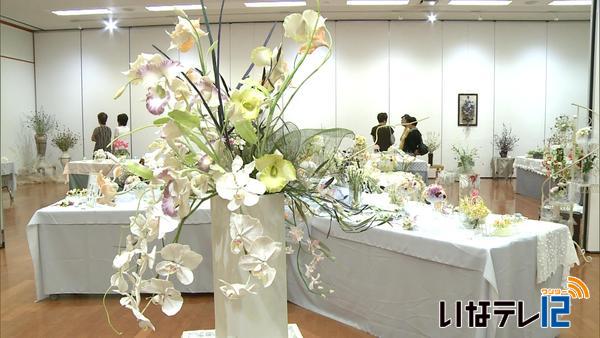 粘土で創った「花」の展示会