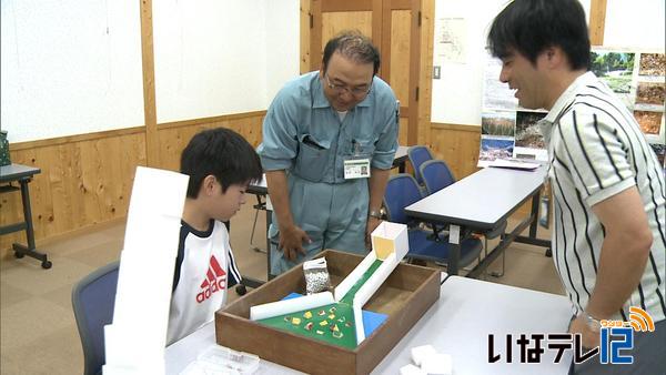 地震や土砂災害を模型で学ぶ