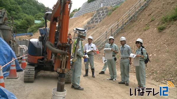 学生が砂防工事の現場見学