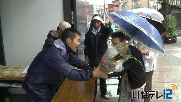 雨の中上農盆花市　賑わう　