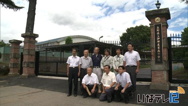 上伊那農業高校の門　７０年ぶりに設置