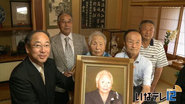 敬老の日　１００歳の長寿を祝う