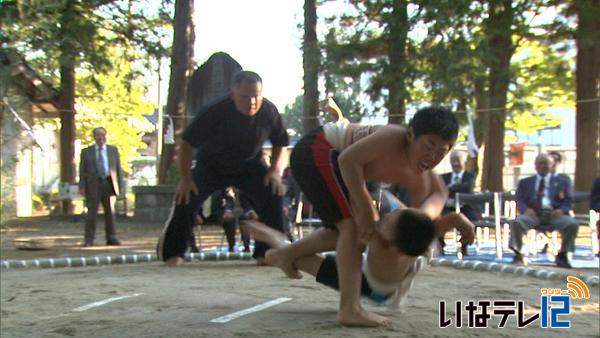 荒井神社土俵開き　小学生が力強い取組