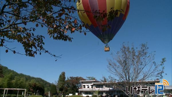 熱気球に乗って新山の景色眺める