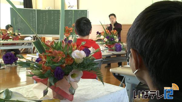 箕輪北小学校で生け花の出前教室