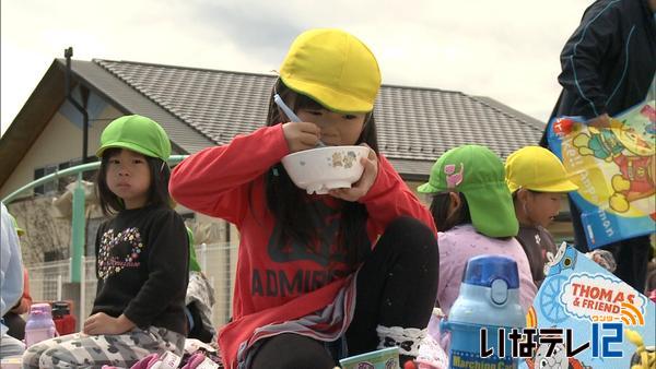 伊那市上の原保育園の園児　おでん味わう