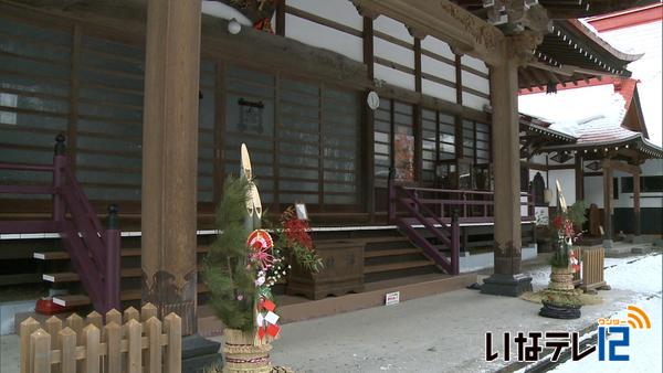 高遠町の弘妙寺で正月飾り