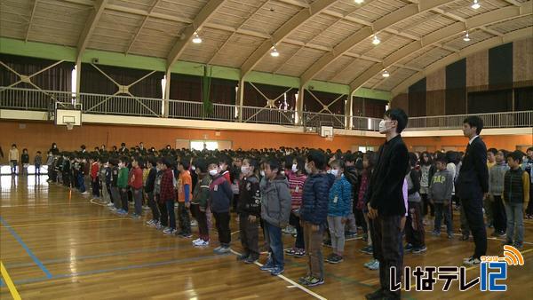 伊那小学校　トップ切って終業式