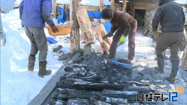 山と生きる会　炭出し作業