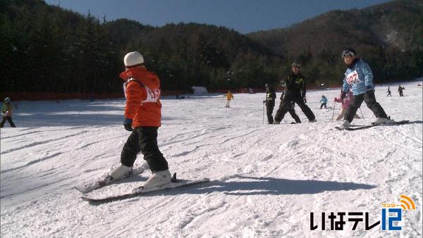 親子スキー教室で楽しく滑る