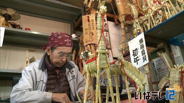 田中豊文さん　初午に向けてワラ午製作