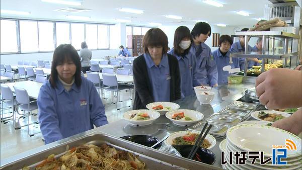 一日限定　給食メニュー味わう