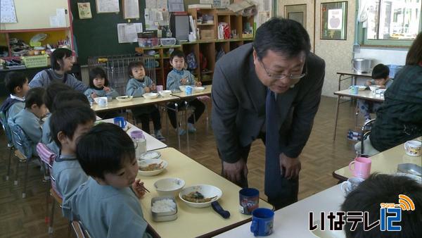 白鳥町長　園児と給食で交流