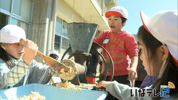 富県小２年生　味噌づくりに挑戦