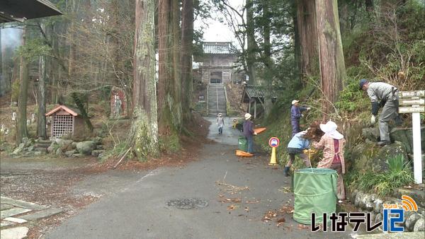 仲仙寺御開帳に向け住民が清掃作業