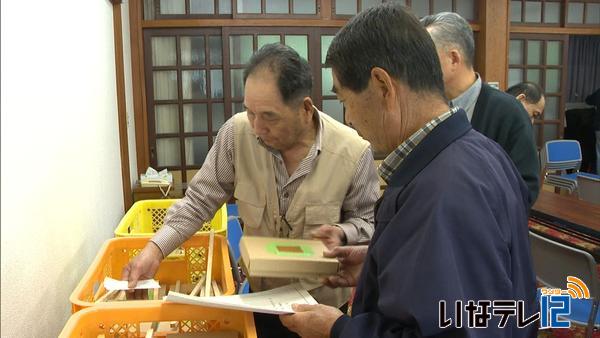 伊那市地蜂愛好会総会　女王蜂を配布