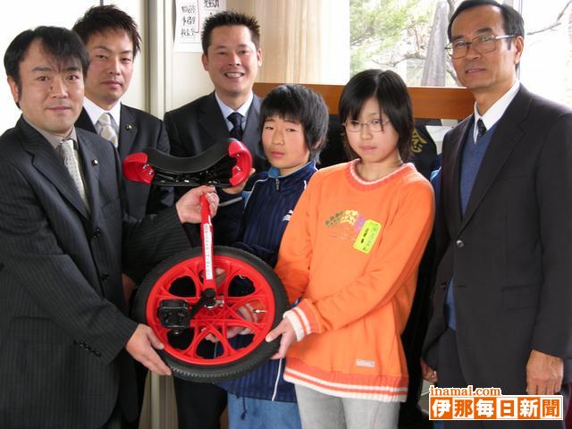 40周年の宮田村商工会青年部が一輪車や収益金を寄付