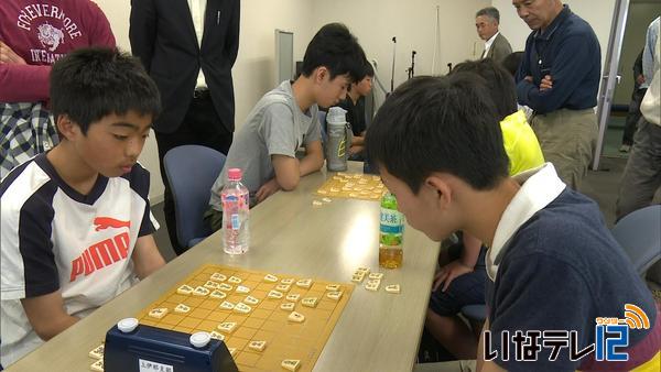 小中学生が将棋で真剣勝負