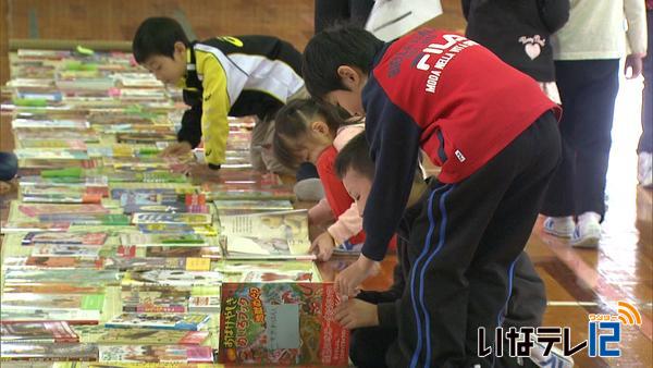 箕輪西小学校で選書会