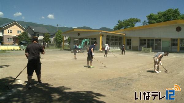 箕輪町サッカー協会が木下南保育園の園庭の整備