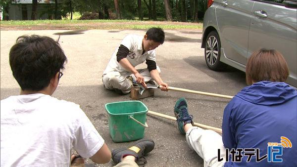 登山ルート整備へササ刈り鎌研ぎ