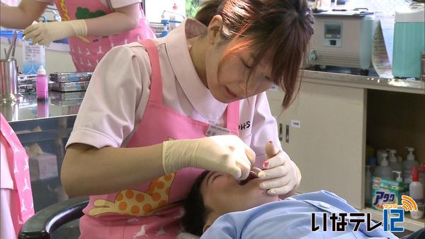 長野県公衆衛生専門学校の生徒が園児に歯科指導