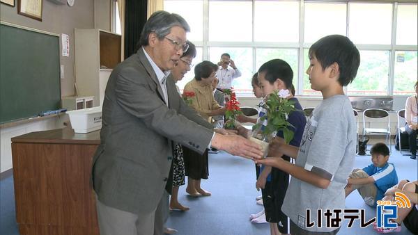 「人権の花運動」　伊那西小学校に花の苗贈る