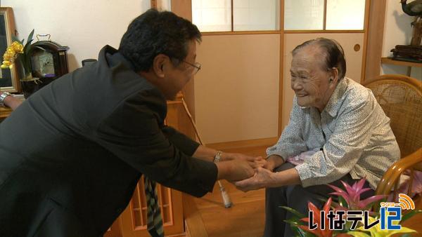 箕輪町長寿者訪問　春日二三栄さん宅を訪問