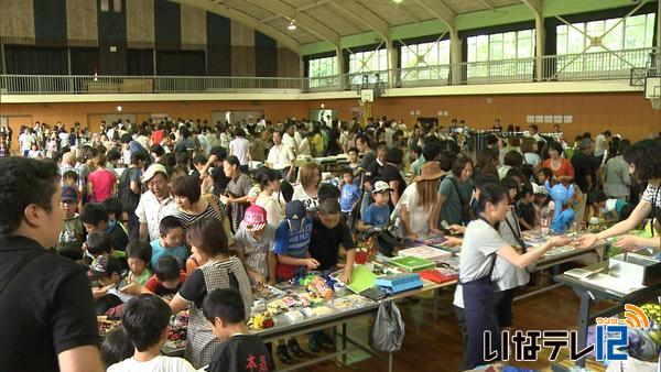 伊那小学校恒例のＰＴＡバザー賑わう