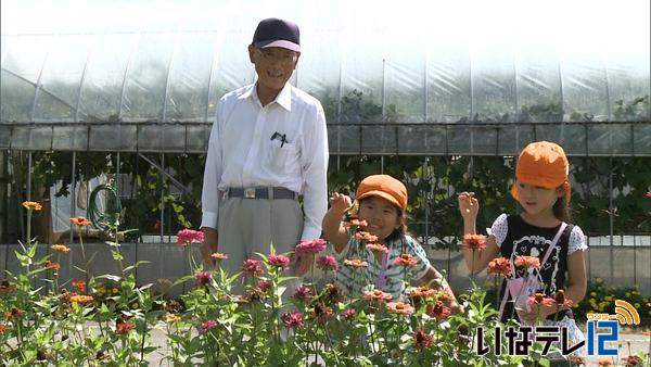 富県保育園　地域住民と一緒に散歩